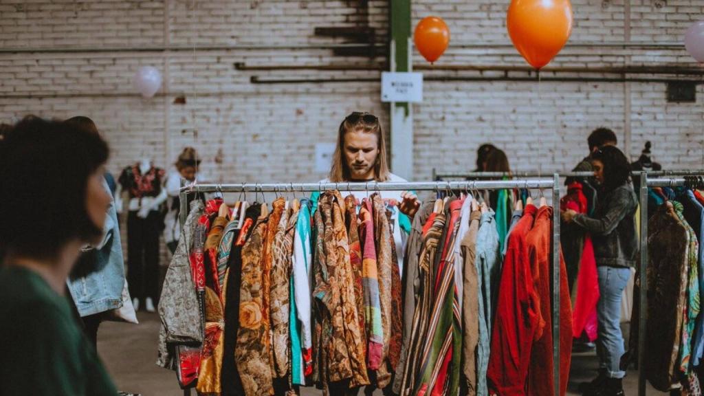 Así es el mercadillo de ropa vintage al peso de Madrid: pantalones Levi's y otros tesoros de toda Europa.