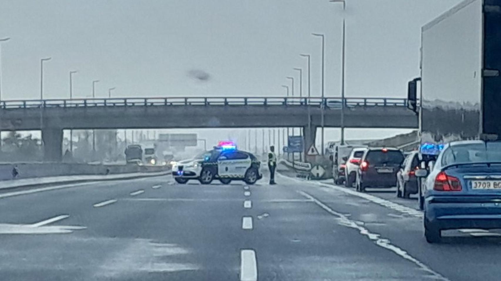 La carretera A2 cortada en sentido salida Madrid.