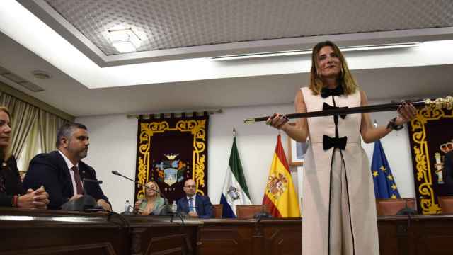 Ana Mata muestra la vara de mando como nueva alcaldesa de Mijas en presencia de Josele González, del PSOE.