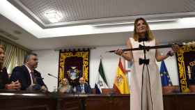 Ana Mata muestra la vara de mando como nueva alcaldesa de Mijas en presencia de Josele González, del PSOE.