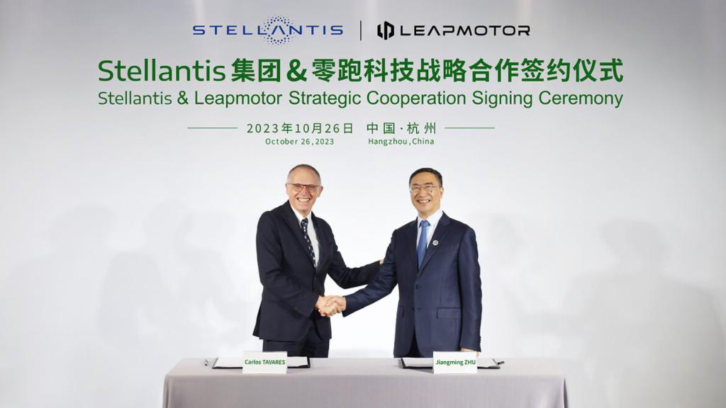 Carlos Tavares, CEO de Stellantis (izquierda), y Zhu Jiangming, CEO de Leapmotor (derecha).