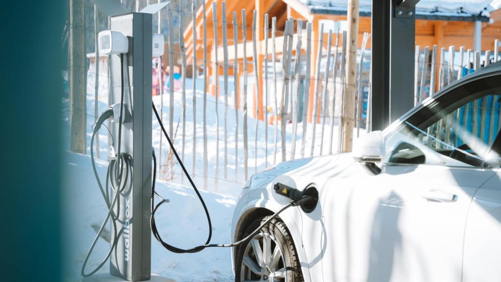 Vehículo eléctrico durante una recarga en un punto público.