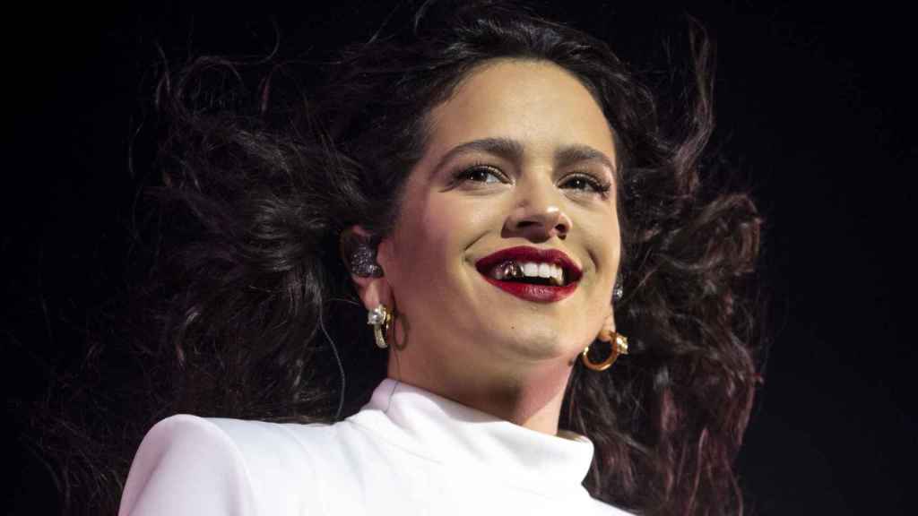 La cantante Rosalía muestra joyas en su dentadura.