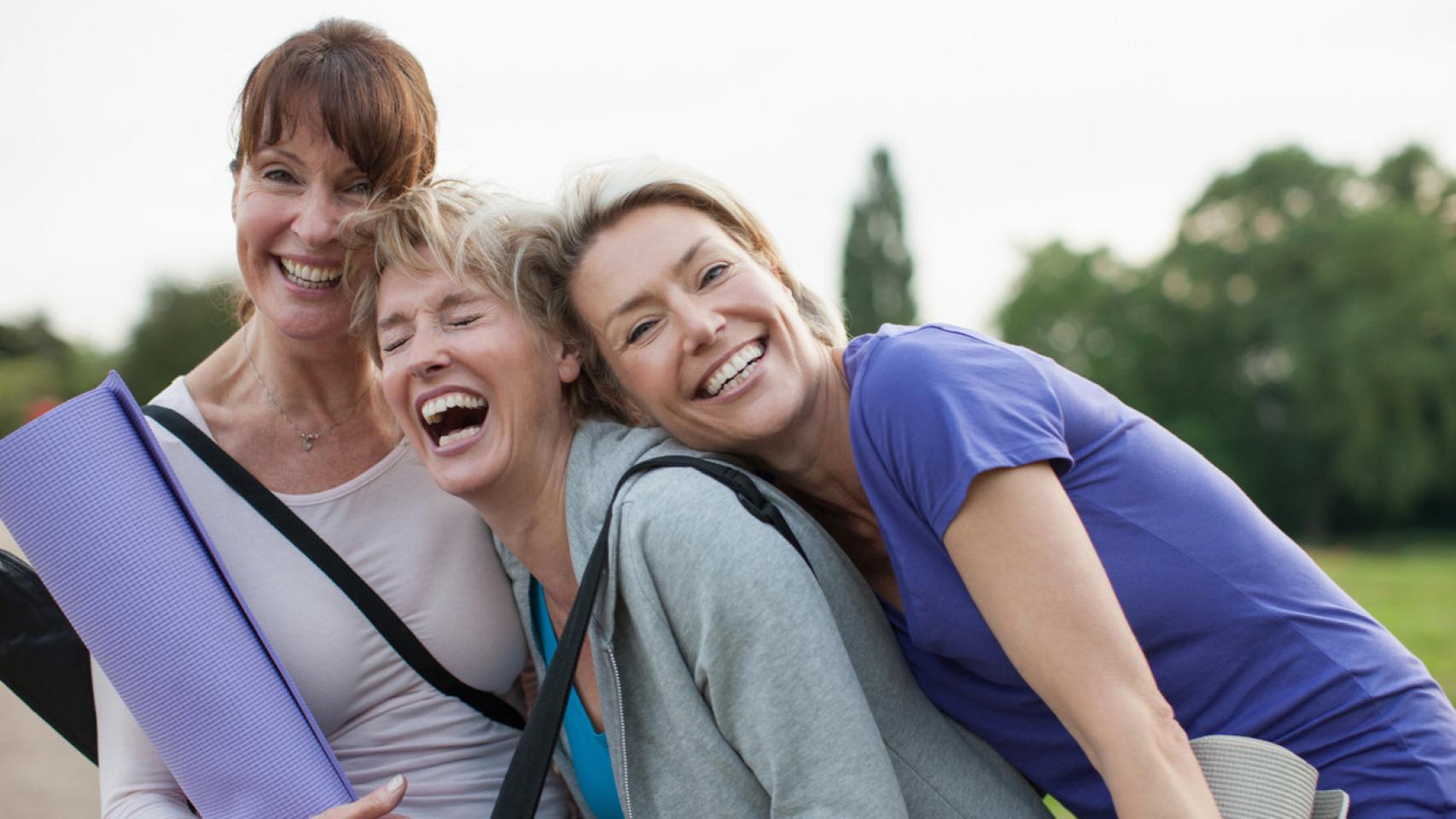 Imagen de un grupo de mujeres riendo tras una clase de yoga.