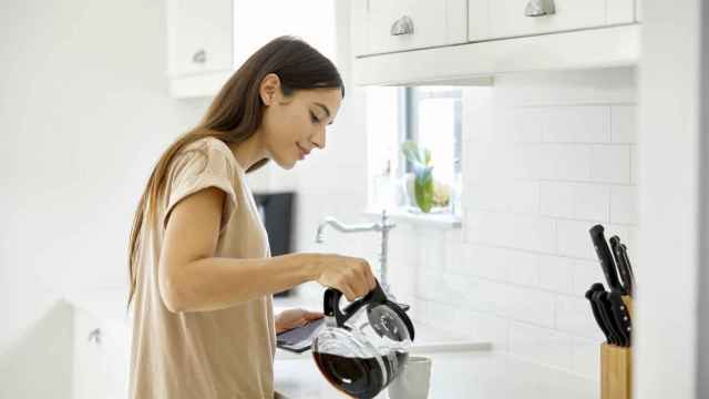 Imagen de una mujer preparándose el café por la mañana.