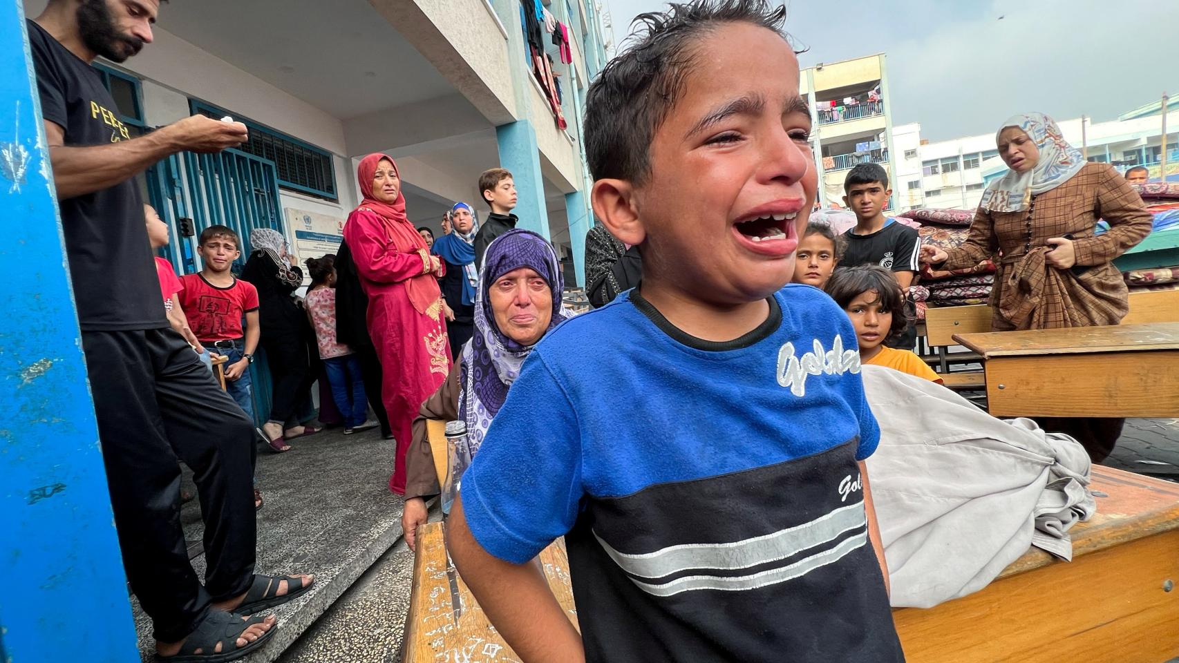 Un niño palestino llora tras el bombardeo israelí sobre Jabalia, Franja de Gaza.