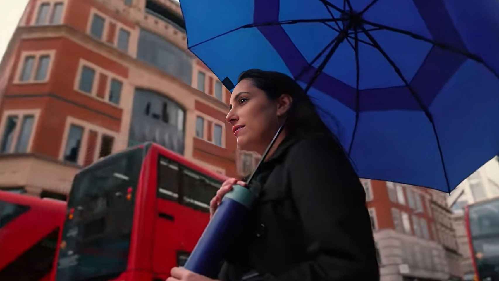 Una mujer probando el paraguas Gilley en Londres