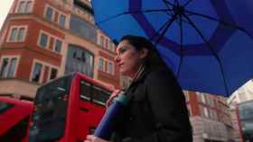 Una mujer probando el paraguas Gilley en Londres