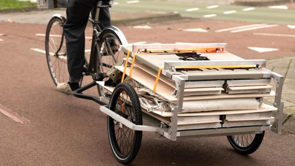 El Trunk Bunk plegado se puede transportar en un remolque para bicicleta