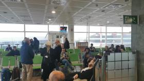 Pasajeros esperando en el aeropuerto de Alvedro.