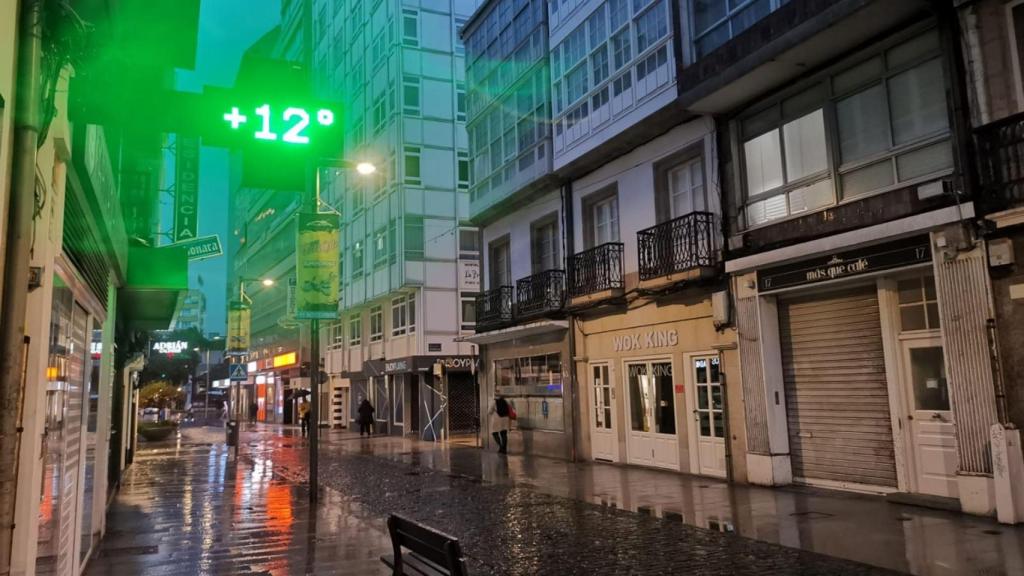 Ciarán ataca con fuerza A Coruña: Vuelos y trenes cancelados, olas de 8 metros y caída de árboles