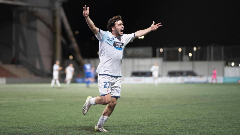 David Mella celebra su gol frente al Covadonga.