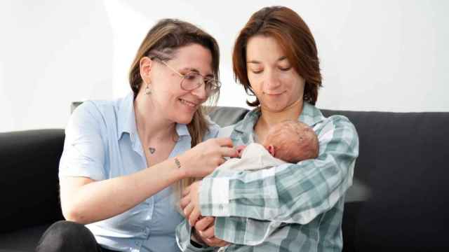 Estefanía y Azahara tienen el primer bebé gestado por dos madres en Europa: Así era más emocionante