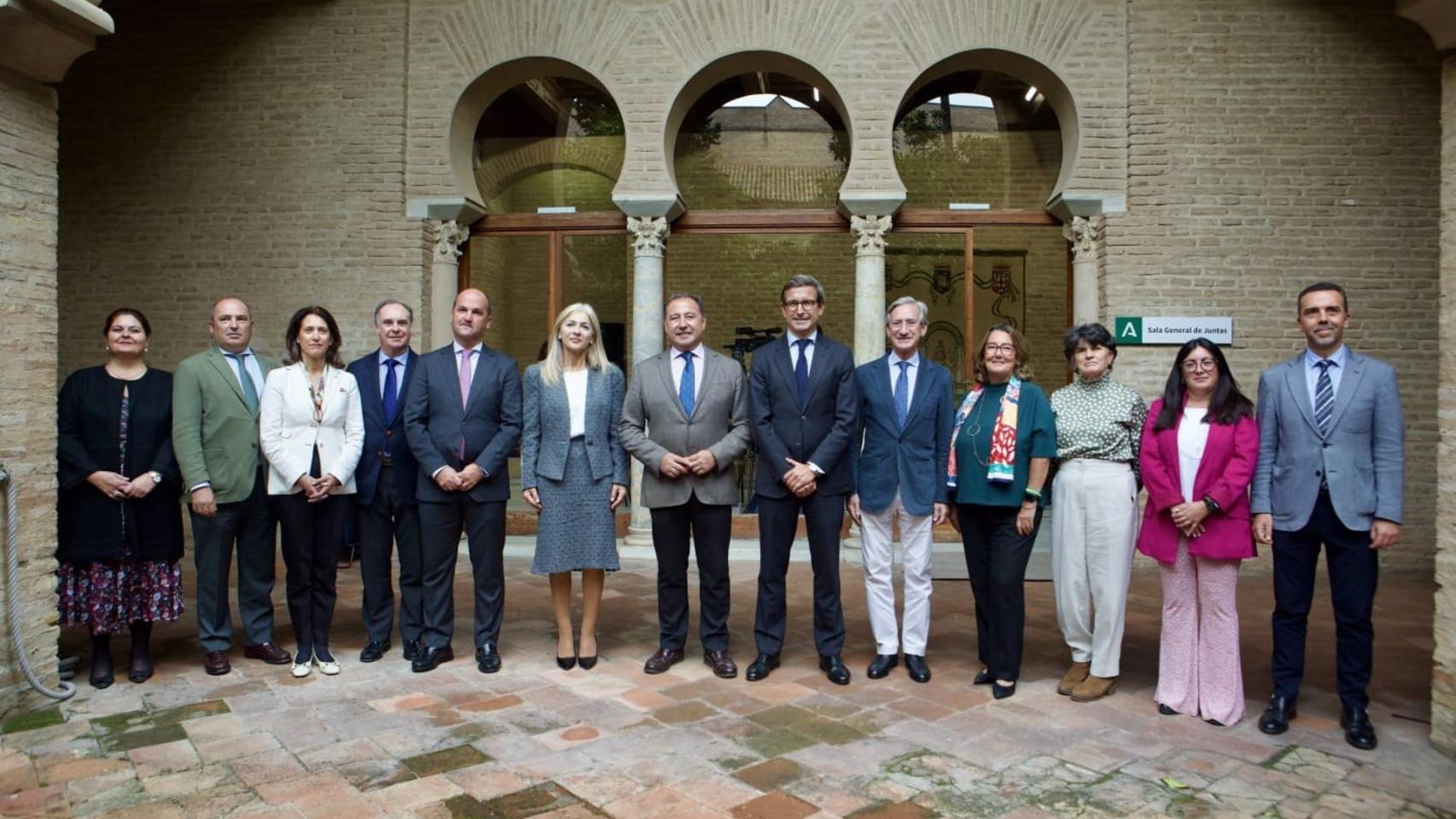 Los consejeros Jorge Paradela y Patricia del Pozo junto a los delegados de las consejerías en Sevilla.