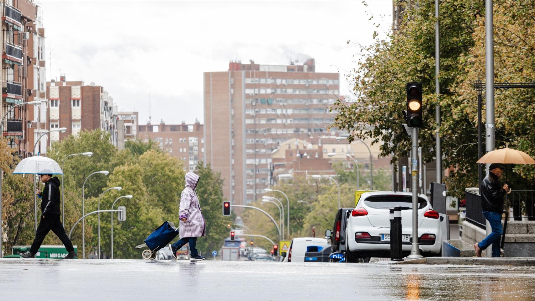 Varias personas se protegen de la lluvia con paraguas, a 2 de noviembre de 2023, en Madrid (España).