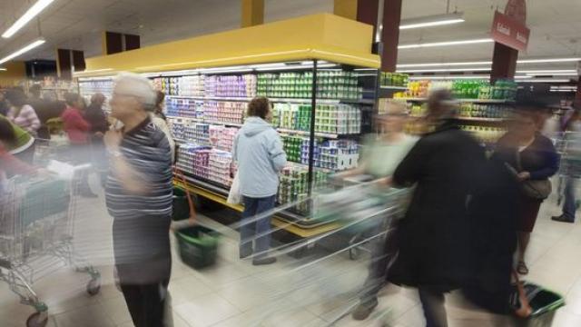 Varias personas haciendo la compra en Mercadona.