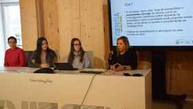 Las técnicas de la UCC+i, Elena Muíños, Karina Rivero y Ana Costa junto con la vicerrectora Mónica Valderrama.