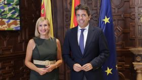 La consellera Salomé Pradas con el presidente de la Generalitat Valenciana, Carlos Mazón, en una imagen de archivo. EE