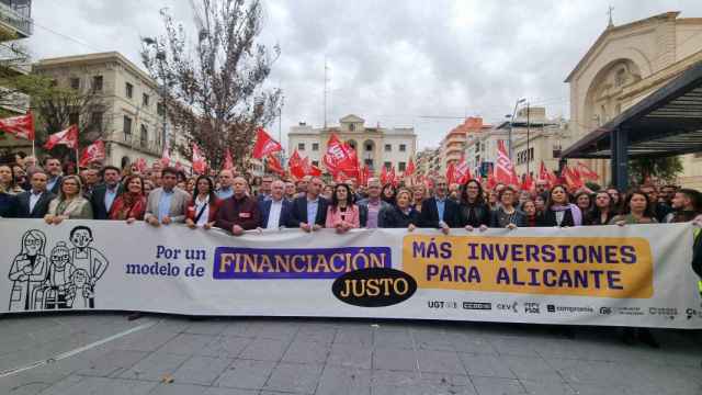 Representantes políticos, empresarios y sindicatos en la última concentración de la plataforma, en noviembre de 2022 en Alicante. EE