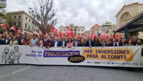Representantes políticos, empresarios y sindicatos en la última concentración de la plataforma, en noviembre de 2022 en Alicante. EE