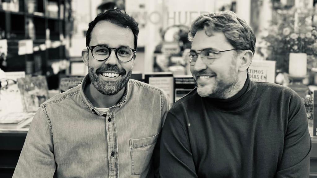 Máximo Huerta junto a su expareja, Juan Castillo, en una imagen en blanco y negro, a las puertas de su librería, en Buñol.