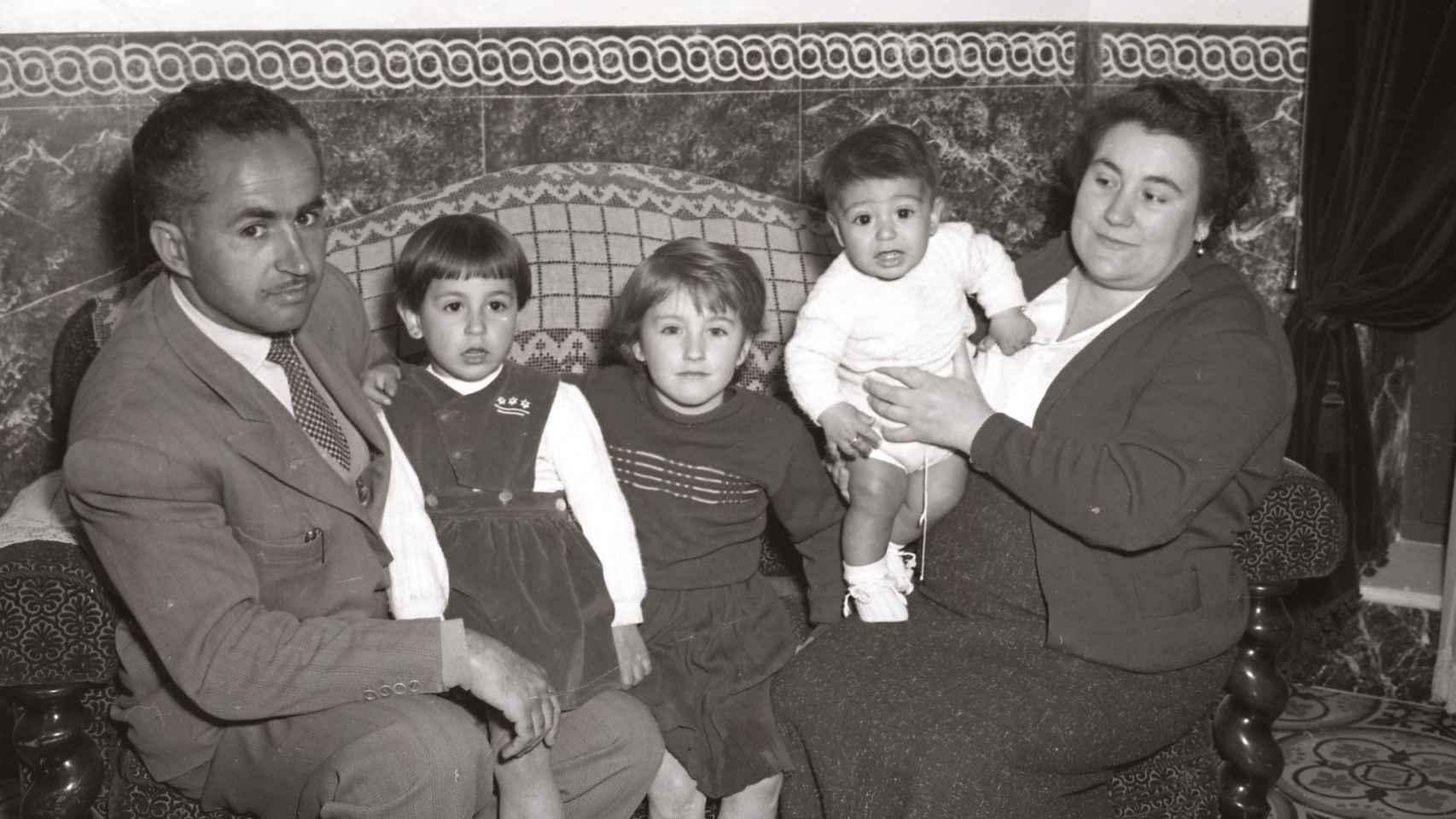 Carmencita y Luis junto a sus hijos: Carmen, Lola y Jesús.