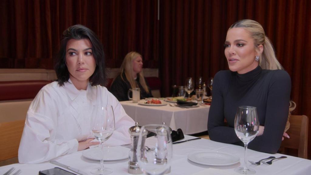 Khloé y Kourtney Kardashian en una escena de su programa televisivo.