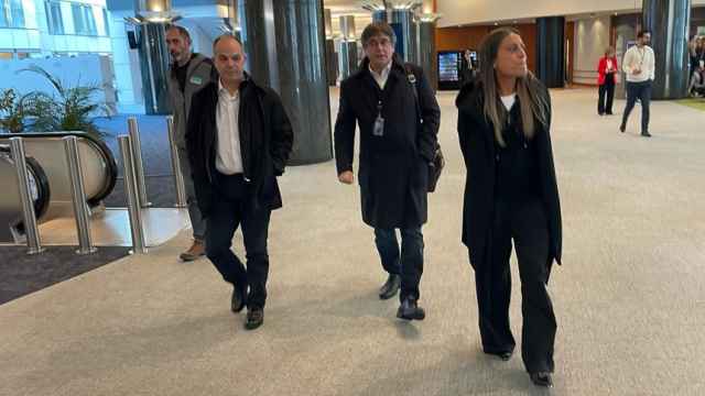 Carles Puigdemont junto a Míriam Nogueras y Jordi Turull en la cafetería del Parlamento Europeo este viernes.
