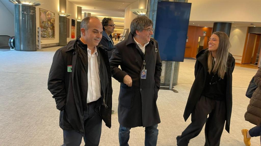 Puigdemont junto a Turull y Nogueras en el Parlamento Europeo.