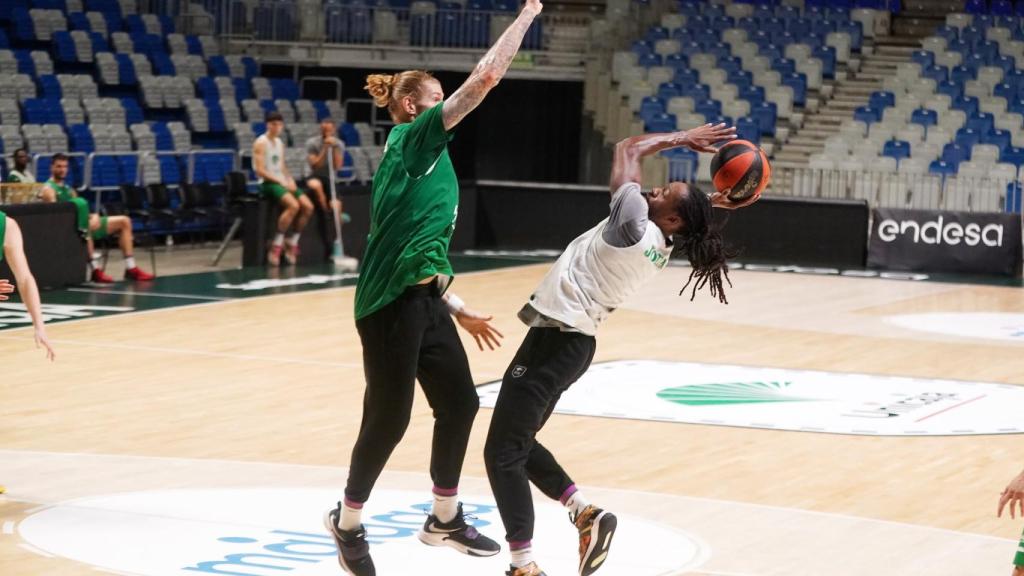 Osetkowski y Perry durante un entrenamiento con el Unicaja