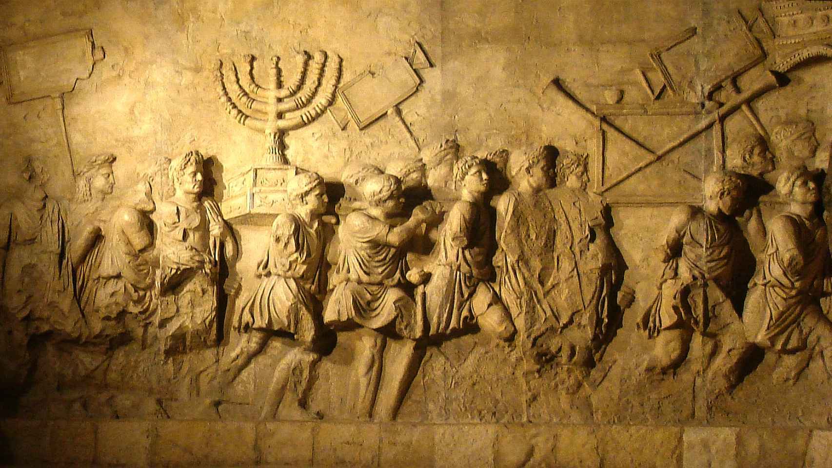 Relieve del arco de Tito mostrando a legionarios saquear el templo de Jerusalén