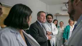 Emiliano García-Page, en el centro, este viernes en el Hospital General Universitario de Ciudad Real.