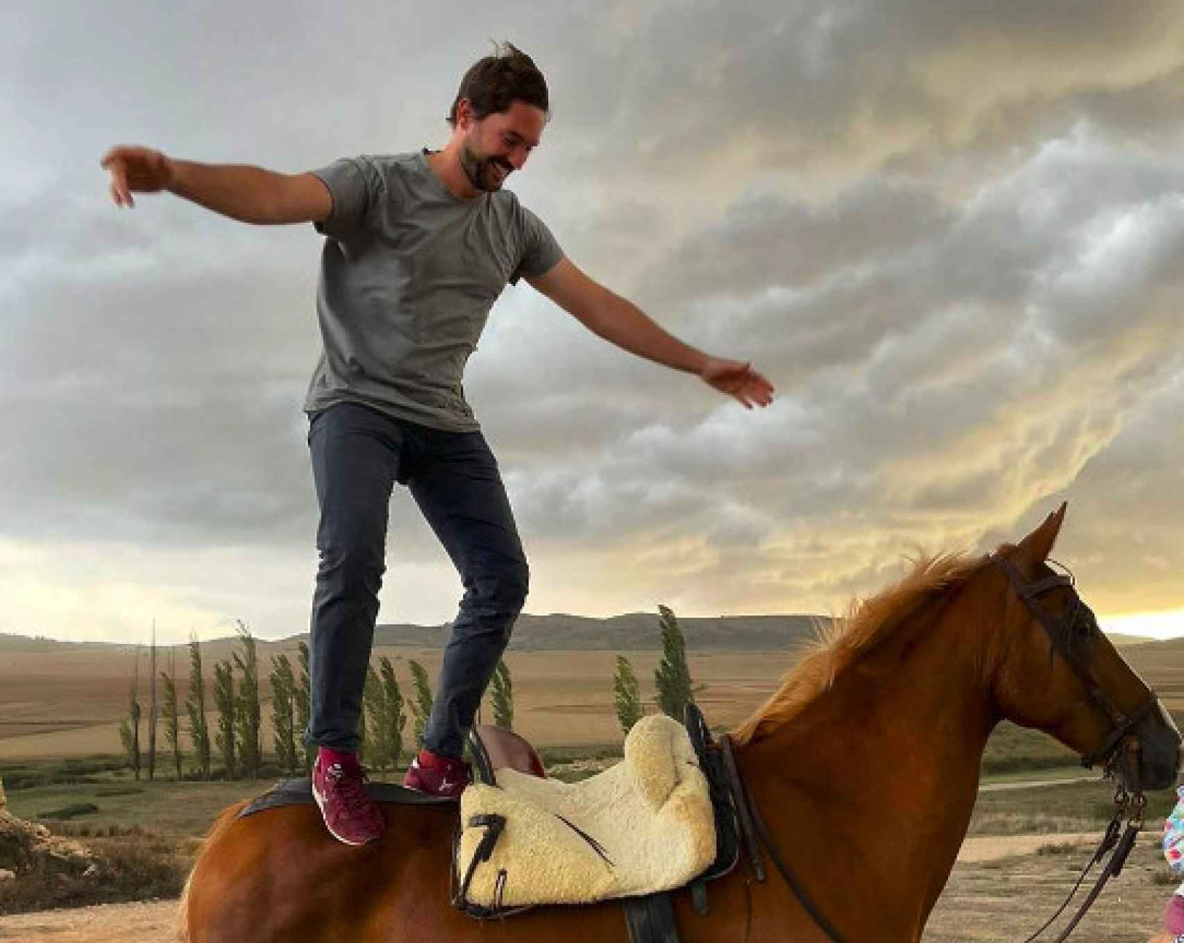 Alfonso Chico de Guzmán posa subido sobre los lomos de un caballo.