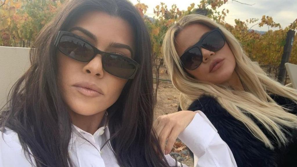Las hermanas Kardashian protagonizan la cuarta temporada del reality show televisivo que vive con ellas su propia rutina.