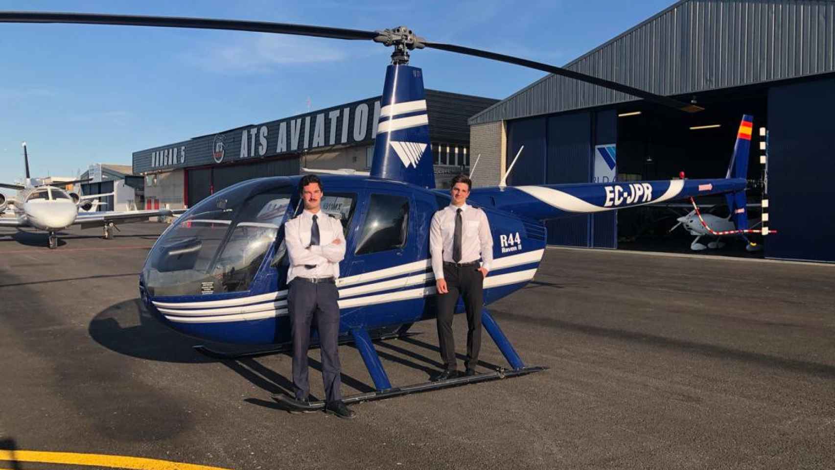 El piloto Ricardo Ozores Arriola junto a un helicóptero modelo de Calleja