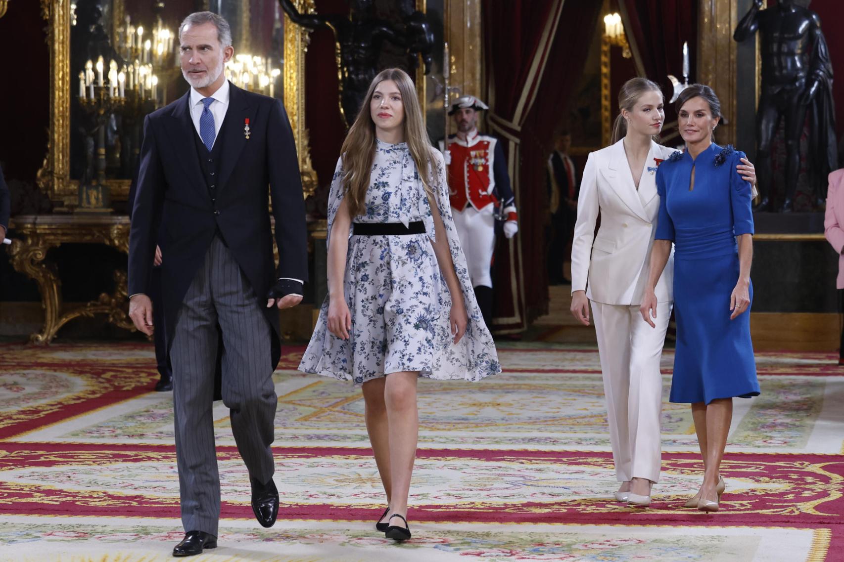 La princesa Leonor (2d) junto a su madre, la reina Letizia (d), su hermana, la infanta Sofía (2i), y su padre, el rey Felipe VI (i), tras el saludo a los invitados al almuerzo celebrado posteriormente al acto en el que se le impuso el Collar de la Orden de Carlos III y a la jura de la Constitución de la Princesa de Asturias por su mayoría de edad ante las Cortes Generales, en una solemne sesión conjunta de las dos cámaras legislativas que se ha celebrado este martes en el hemiciclo de la Cámara Baja.