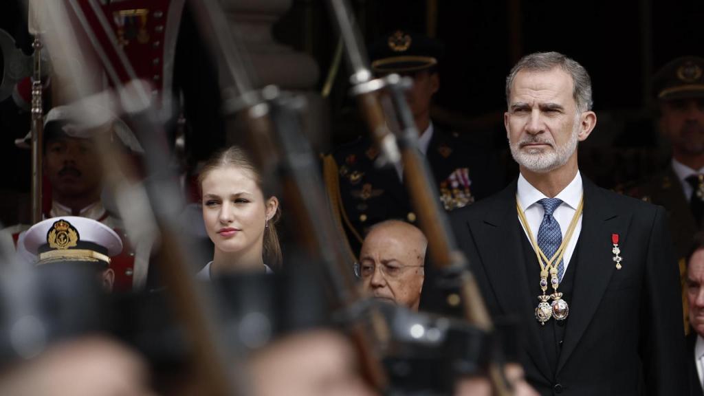 La princesa de Asturias, Leonor de Borbón (i), sale acompañada de su padre, el rey de España, Felipe VI, del Congreso de los Diputados tras la ceremonia de jura de la Constitución de la heredera al trono en el día de su 18 cumpleaños, en una ceremonia que representa el hito más importante de su trayectoria institucional y pavimenta el camino para que algún día se convierta en reina.