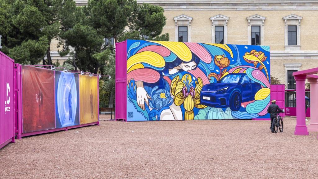 Imagen de los murales en la Plaza de Colón