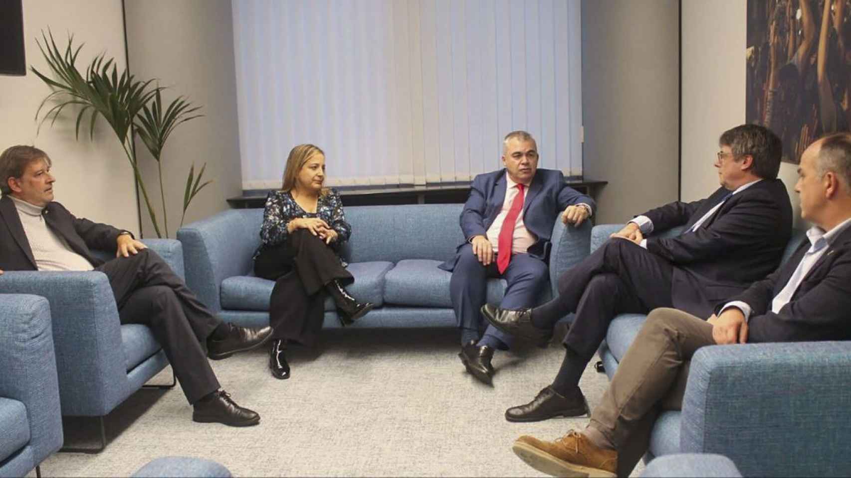 Santos Cerdán y Puigdemont, reunidos en Waterloo, junto a otros miembros del PSOE y JxCAT.