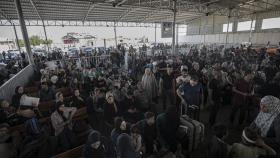 Cientos de ciudadanos palestinos esperando a abandonar Gaza en el paso de Rafah
