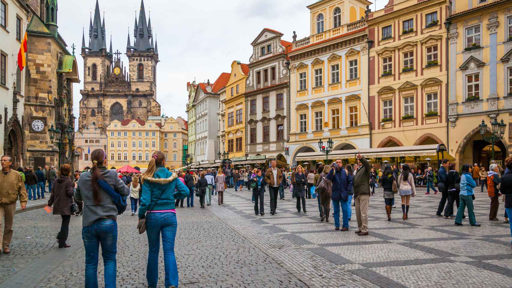 Dos chicas paseando por Praga, la capital de República Checa.