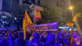 Manifestantes protestando cerca de la calle Ferraz en Madrid.