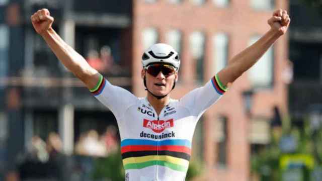 Van der Poel con el maillot arcoíris de campeón mundial.