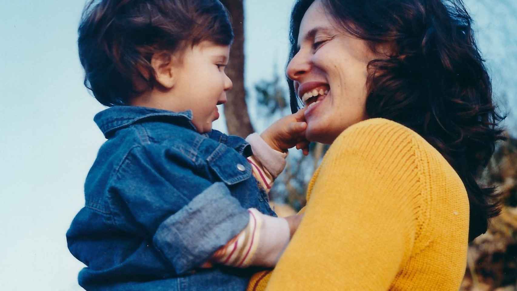 Teo junto a su madre, Aitana Sánchez-Gijón, en una imagen compartida en redes.