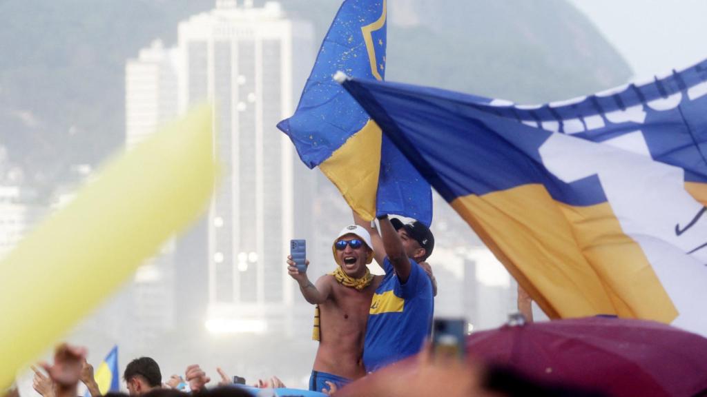 Los aficionados de Boca Juniors en la playa de Copacabana