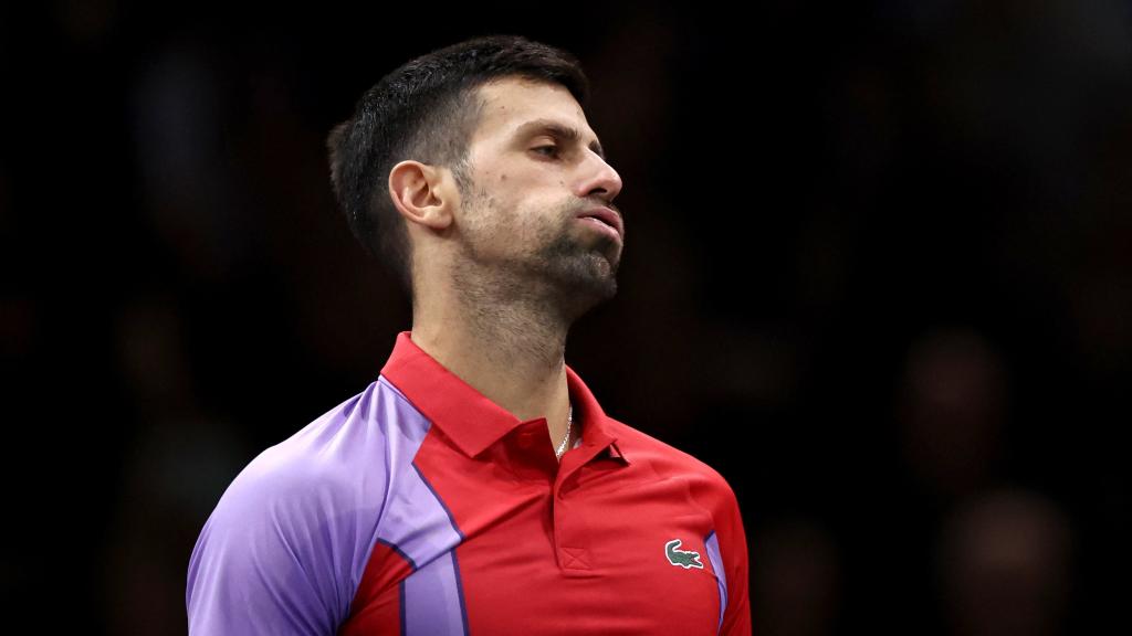 Novak Djokovic resopla durante su partido en el Masters 1000 de París-Bercy.