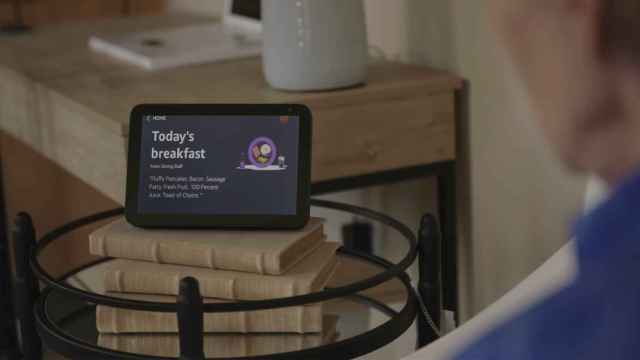 Amazon Echo Show mostrando el desayuno en una residencia