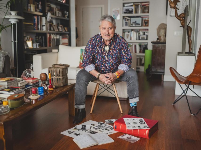 Melchor Miralles, en el salón de su casa, con la caja donde guarda sus recuerdos de la investigación de los GAL.