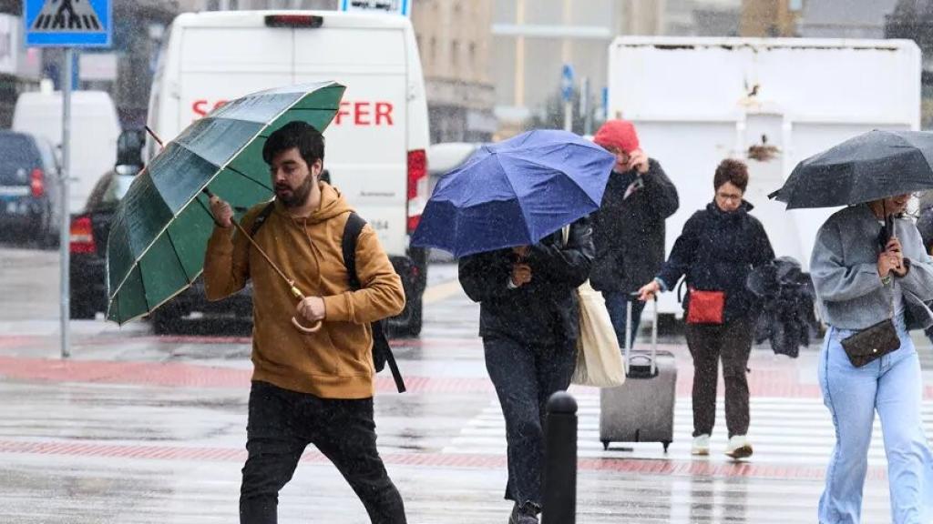 La borrasca 'Domingos' pone en alerta este sábado a todo Madrid por lluvias intensas y fuertes rachas de viento.