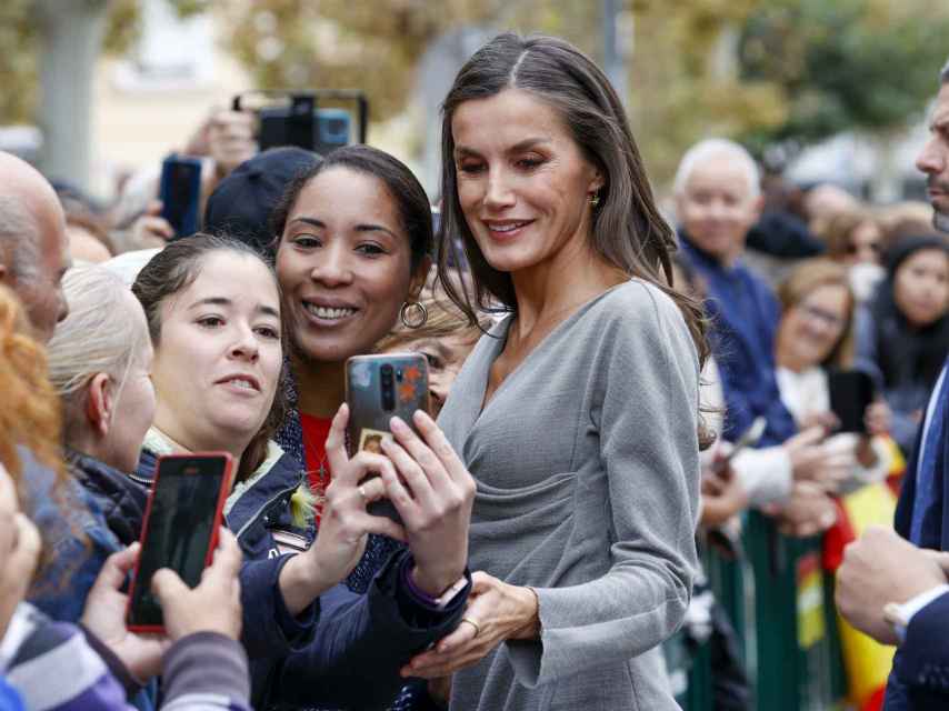 La Reina se da un baño de masas a su llegada.